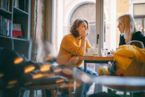 Две Красивые Молодые Блондинки Сидят Кафе Разговаривают Пьют Кофе — стоковое фото