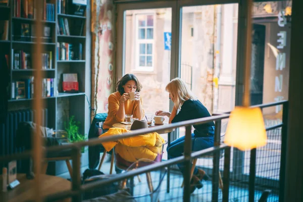 Dvě Krásné Mladé Blondýny Sedí Kavárně Mluví Pije Kávu — Stock fotografie