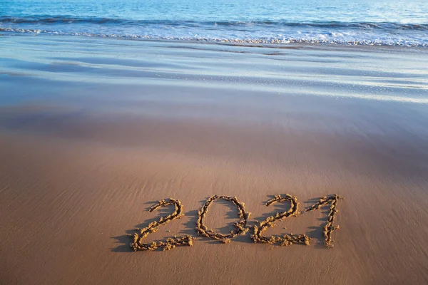 2021 Έτος Μήνυμα Γραμμένο Χέρι Χρυσή Άμμο Όμορφη Παραλία Φόντο — Φωτογραφία Αρχείου