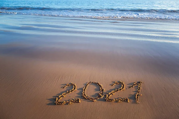 Mensaje 2021 Años Escrito Mano Arena Dorada Sobre Hermoso Fondo —  Fotos de Stock