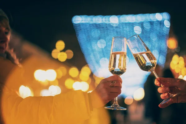 两只手拿着香槟酒在欧洲一个城市的街道上畅游 度假的观念 — 图库照片