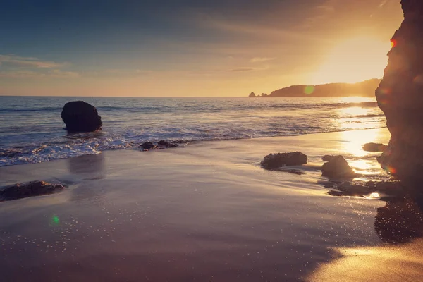 Prachtig oceaanlandschap, zonsondergang met zonnevlammen aan de kust in de Algarve Portugal — Stockfoto