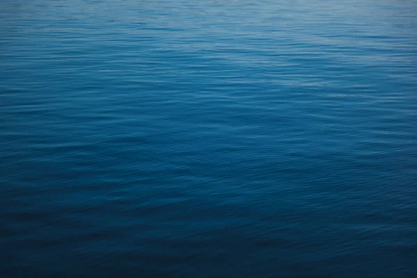 美しい青い海の水の滑らかな波紋、表面と抽象的な自然背景 — ストック写真