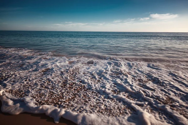 Bela Paisagem Onda Com Espuma Branca Correndo Costa Arenosa — Fotografia de Stock