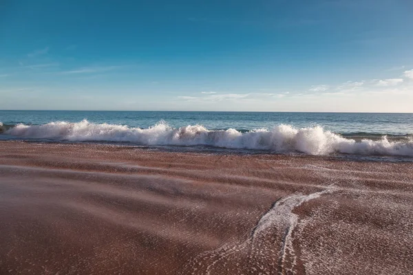 Paisagem bonita, onda com espuma branca correndo na costa arenosa — Fotografia de Stock