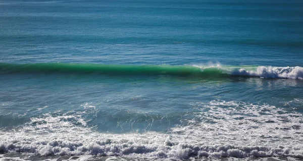 美丽的风景，波浪在蓝色的海面上升起 — 图库照片