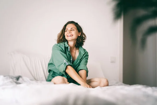 Linda Encantadora Jovem Mulher Menina Encaracolado Uma Camisa Verde Senta — Fotografia de Stock