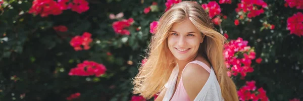 Mladý Krásný Veselý Blondýny Žena Dlouhými Vlasy Těší Usmívání Kvetoucí — Stock fotografie
