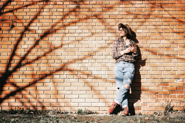 Retrato Uma Jovem Mulher Adulta Bonita Chapéu Perto Uma Parede — Fotografia de Stock