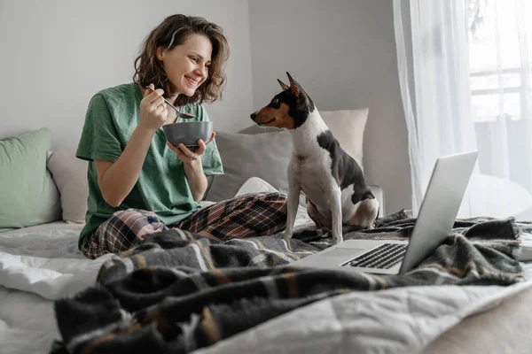 Hermosa Joven Feliz Casa Desayunando Cama Pijama Delante Computadora Portátil — Foto de Stock