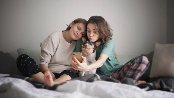 Όμορφη Ευτυχισμένη Λεσβιακό Ζευγάρι Κάθεται Πιτζάμες Στο Κρεβάτι Πρωί Κάνοντας — Φωτογραφία Αρχείου