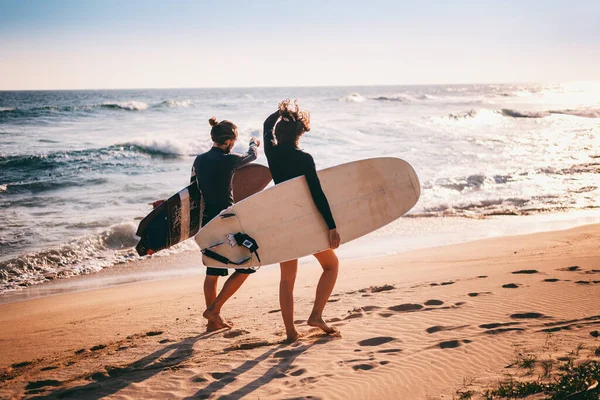 Jonge Mooie Paar Wandelen Langs Het Zandstrand Buurt Van Oceaan — Stockfoto