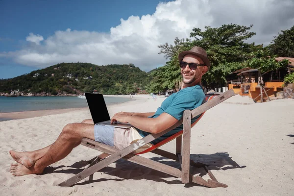 Attractive Young Man Laptop Working Beach Freedom Remote Work Freelancer — Stock Photo, Image