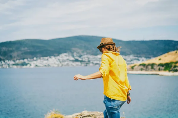 黄色のシャツを着た若い女性と海の景色 夏休みや旅行を楽しんで帽子 レトロ調のイメージ — ストック写真