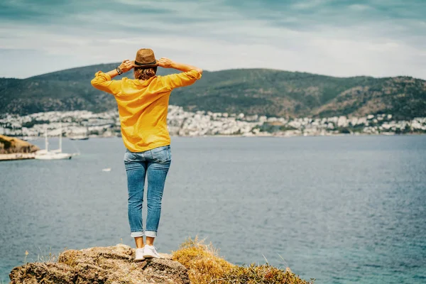 黄色のシャツを着た若い女性と海の景色 夏休みや旅行を楽しんで帽子 レトロ調のイメージ — ストック写真