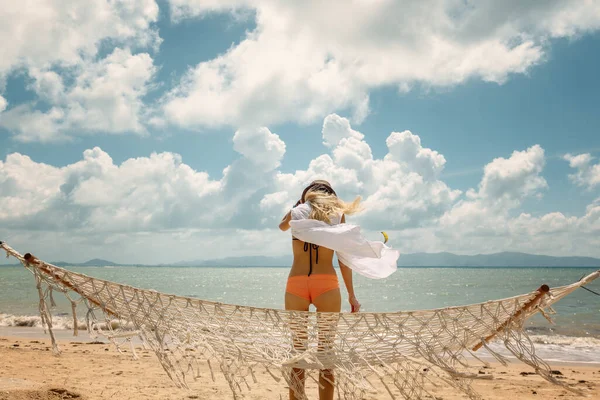 Νεαρή Γυναίκα Στέκεται Την Πλάτη Της Τροπική Παραλία Αιώρα Απολαμβάνοντας — Φωτογραφία Αρχείου