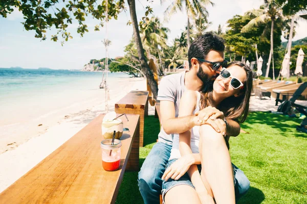 Glückliches Junges Schönes Paar Mit Sonnenbrille Verliebt Tropischem Resort Tropischen — Stockfoto