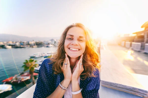 Schöne Junge Frau Mit Charmantem Lächeln Genießt Den Sonnenuntergang Auf — Stockfoto