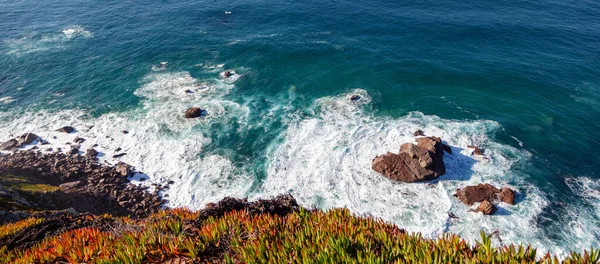 Rotsachtige Oceaankust Blauw Water Schuimende Golven Surfen Van Bovenaf — Stockfoto