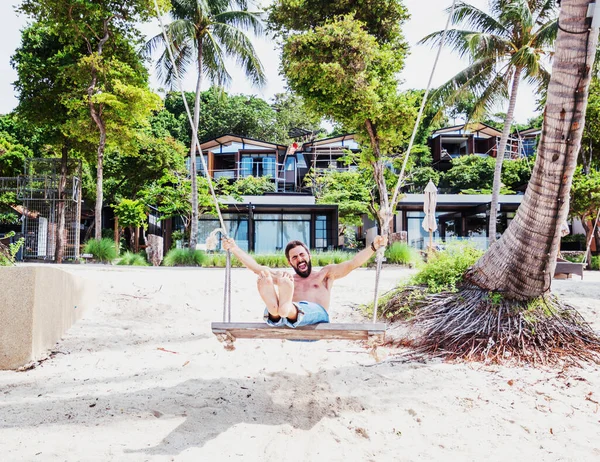 Feliz Joven Latino Activo Balanceándose Balneario Tropical Disfrutando Las Vacaciones — Foto de Stock