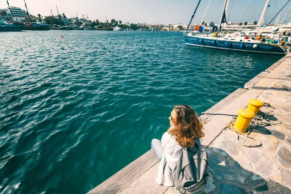 Happy Beautiful Young Woman Woman Woman Sea Port Background Travel — стоковое фото