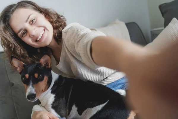 Ziemlich Lockige Glückliche Junge Frau Lächelt Und Macht Ein Selfie — Stockfoto