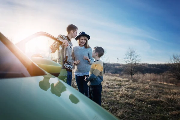 Feliz alegre familia sonriente viajando en coche por el campo, descansando y relajándose en la naturaleza, concepto de aventura familiar —  Fotos de Stock