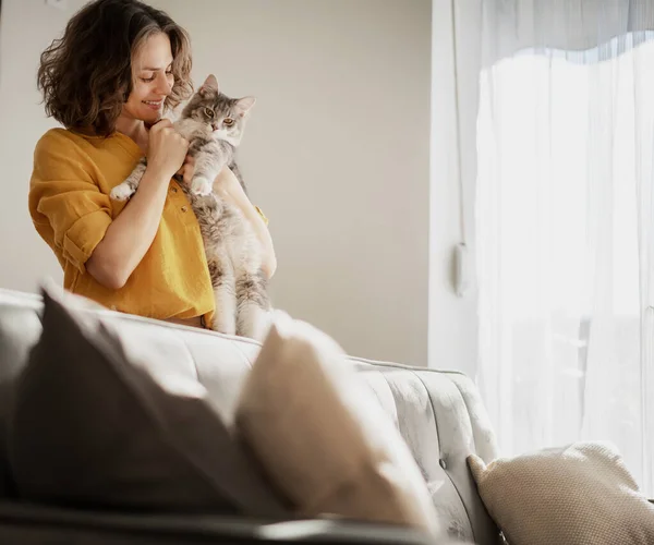 Schöne Fröhliche Junge Frau Mit Einer Niedlichen Grauen Katze Arm — Stockfoto