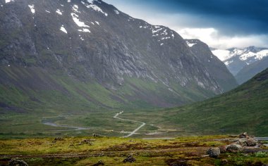 Norveç 'in güzel dağlık kayalık manzarası Kuzey Avrupa' ya seyahat ediyor