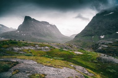 Güzel dağ manzarası Norveç İskandinavya Kuzey Avrupa, gri bulutlu gökyüzü