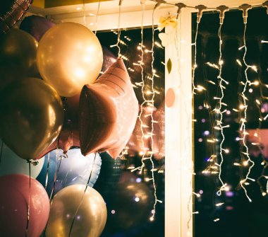 Şenlikli balolar ve parıldayan çelenkler pencerede, güzel, parlak bir kutlama arka planı ve dokusu