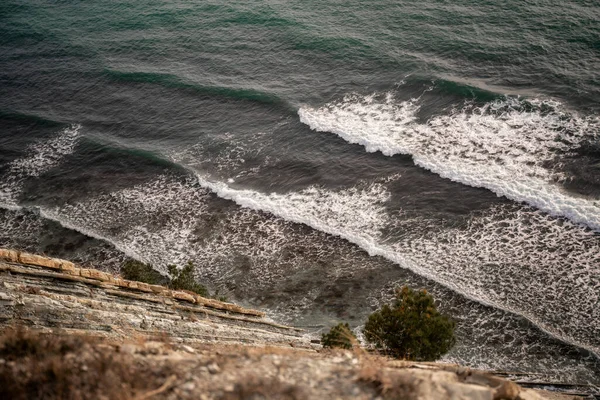 Schiumose Onde Del Mare Infrangono Sulla Riva Bellissimo Paesaggio Sfondo — Foto Stock