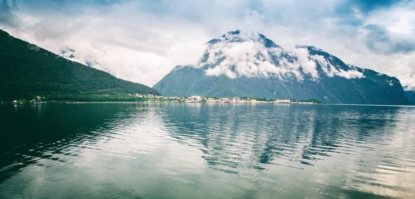 Bellissimo Paesaggio Fiordi Norvegia Con Nuvole Sulle Colline Viaggio Scandinavia — Foto Stock