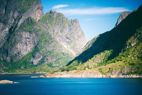 美丽的北方风景 挪威的罗浮敦岛 悬崖峭壁下的村庄 — 图库照片