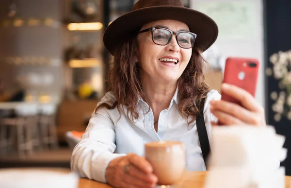 Красивая Зрелая Счастливая Пожилая Женщина Очках Шляпа Сидящая Кафе Пьющая — стоковое фото