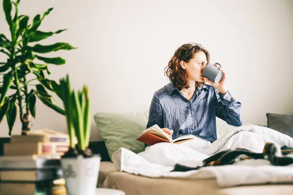 Ung Glad Kvinna Sitter Sängen Och Skriver Dagbok Och Dricker — Stockfoto