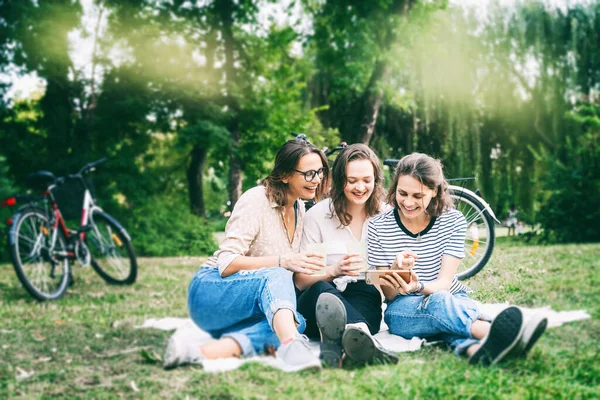 Trois Jeunes Belles Amies Qui Amusent Dans Parc Été Assis — Photo