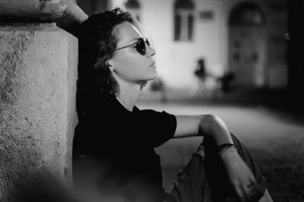 Czarno Biały Portret Stylowej Młodej Kobiety Okularach Przeciwsłonecznych Siedzącej Profilem — Zdjęcie stockowe