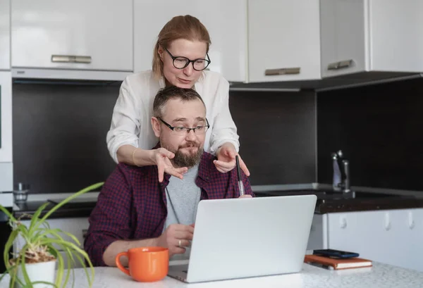 Casal Marido Mulher Conversando Enquanto Sentado Cozinha Olhando Para Uma — Fotografia de Stock