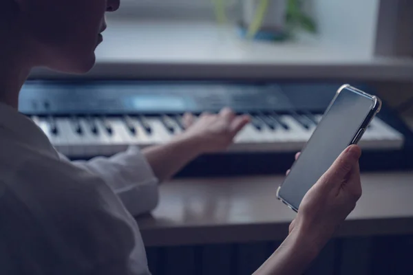 Adulto Giovane Insegnante Donna Bionda Suonare Pianoforte Controllare Note Smartphone — Foto Stock