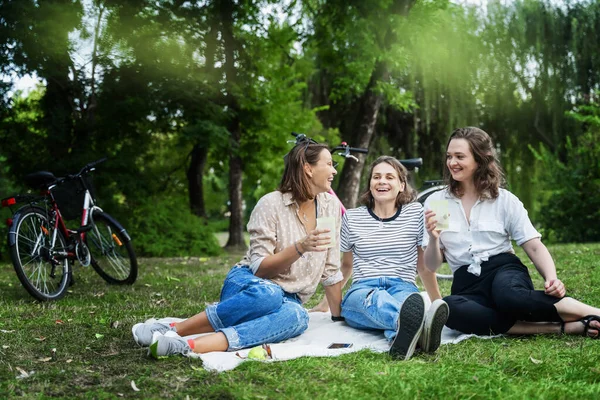 Trois Jeunes Belles Amies Amusent Dans Parc Été Assis Sur — Photo