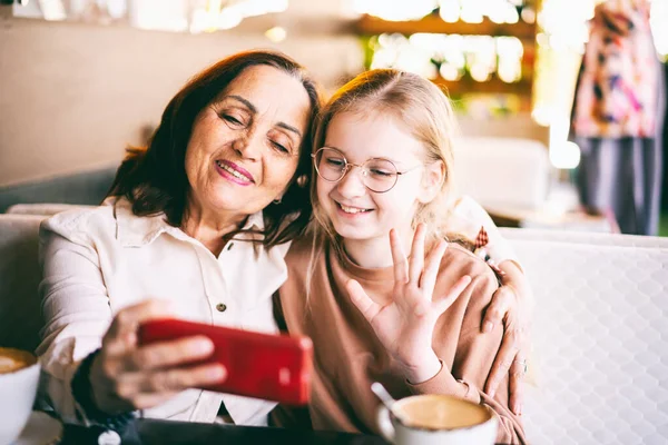 Счастливая Бабушка Милая Внучка Делают Селфи Телефону Вместе Сидя Кафе — стоковое фото