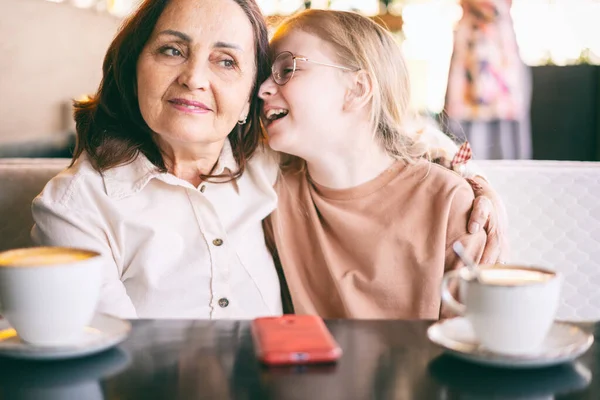 Szczęśliwa Babcia Urocza Wnuczka Rozmawiają Siedząc Kawiarni Uśmiechnięta Babcia Dziewczynka — Zdjęcie stockowe