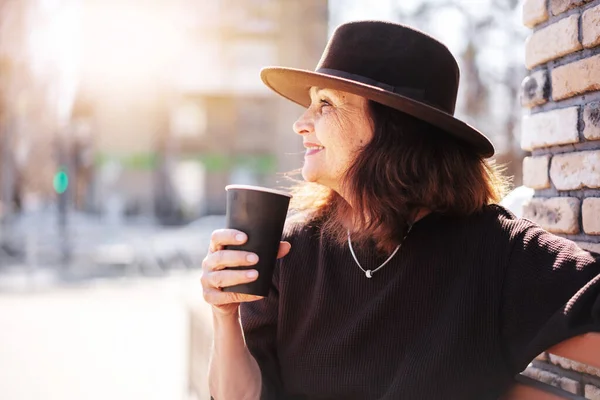 Hermosa Anciana Madura Sombrero Bebiendo Café Para Llevar Café Calle — Foto de Stock