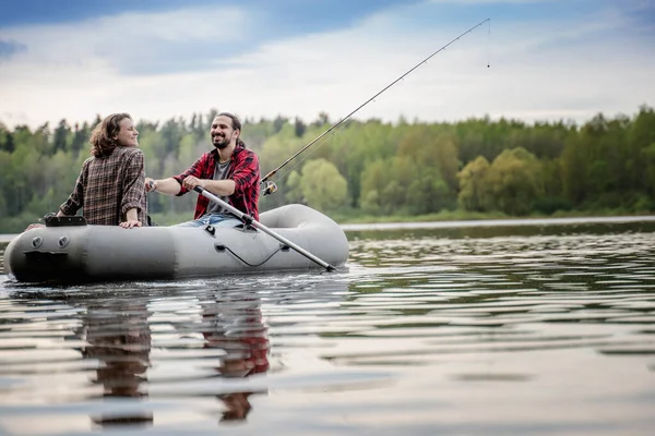 Zomervakantie Activiteit Jong Mooi Paar Man Vrouw Zeilen Een Opblaasbare — Stockfoto