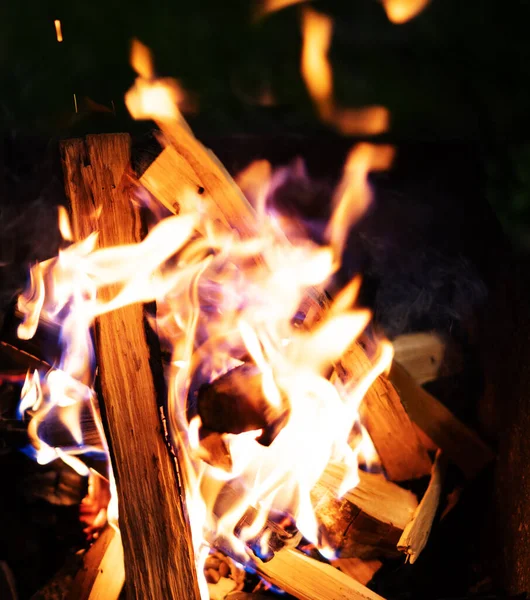 Płonące Kłody Drewna Ogień Bliska Ciemnym Tle Obraz Abstrakcyjny — Zdjęcie stockowe
