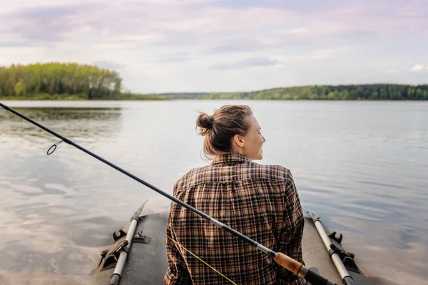 Sommarsemester Och Aktivitet Ung Vacker Kvinna Seglar Uppblåsbar Båt Med — Stockfoto