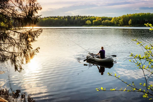 Paisaje Verano Pescador Hombre Flota Barco Inflable Lago Durante Atardecer —  Fotos de Stock