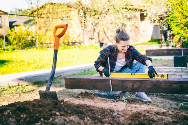 Jonge Vrouw Doet Bouwwerkzaamheden Landhuis Tuin Met Behulp Van Bouwniveau — Stockfoto