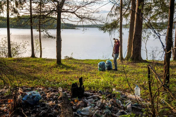 Joven Con Bolsas Basura Limpiando Bosque Verde Basura Doméstica Problemas —  Fotos de Stock